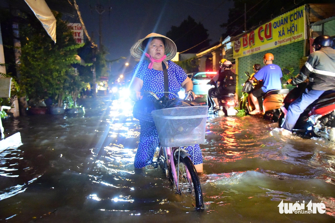 Triều cường 1,82m gây ngập nhiều nơi ở TP.HCM, Sở Xây dựng nêu nguyên nhân và giải pháp ứng phó - Ảnh 3.