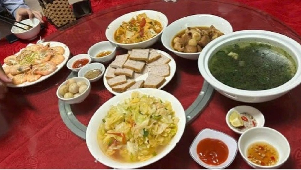 Thực hư nhóm sinh viên tố bị chặt chém, mâm cơm lèo tèo ở Cửa Lò - 2