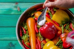 Cách dùng baking soda để loại bỏ thuốc trừ sâu trên rau quả, trái cây