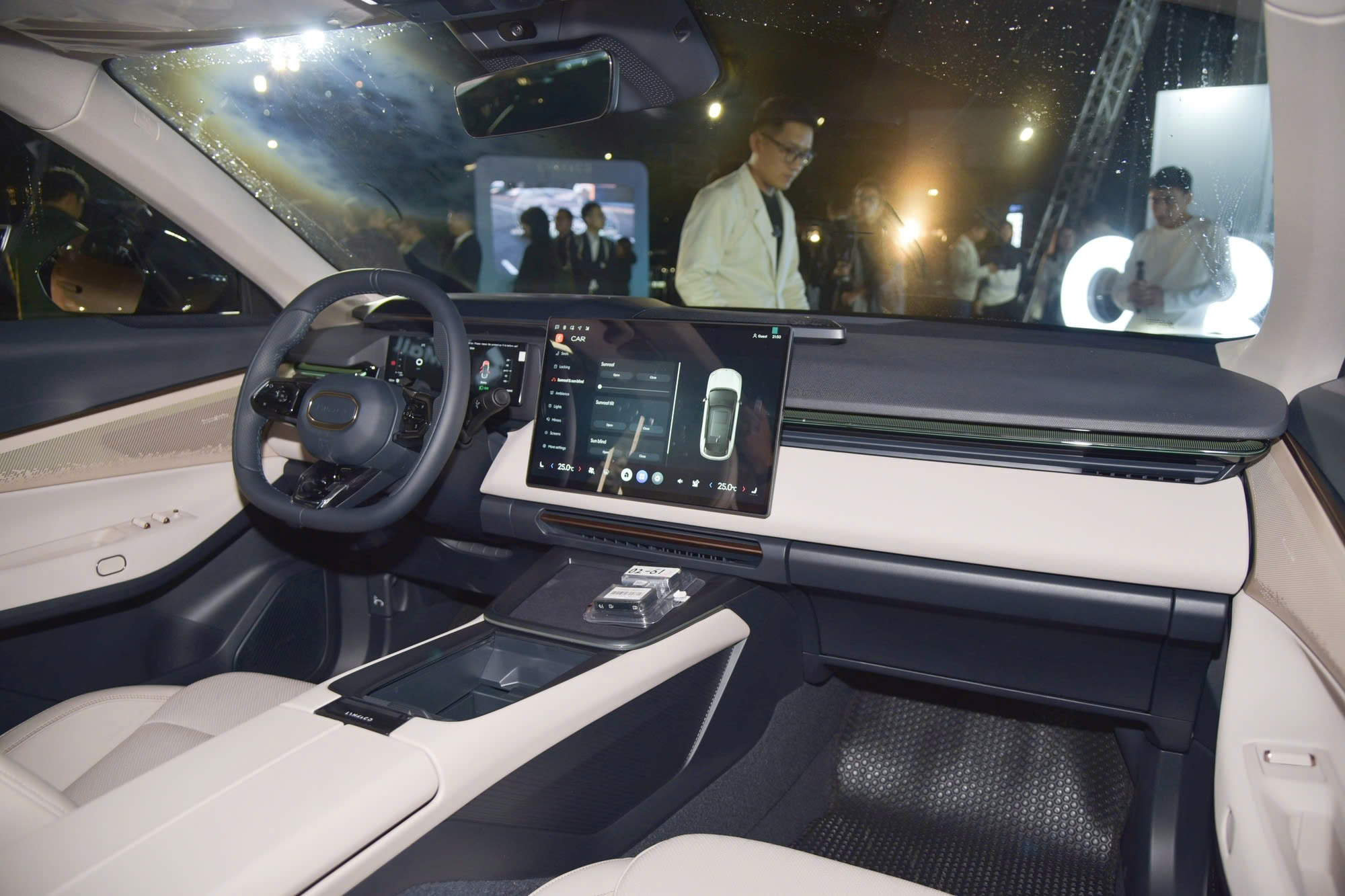 'Lynk & Co 08 dù giá dưới 1,2 tỉ cũng sẽ bị nói đắt, riêng kính không viền đã không thể rẻ được' 4 Lynk & Co 08 - Ảnh 4.