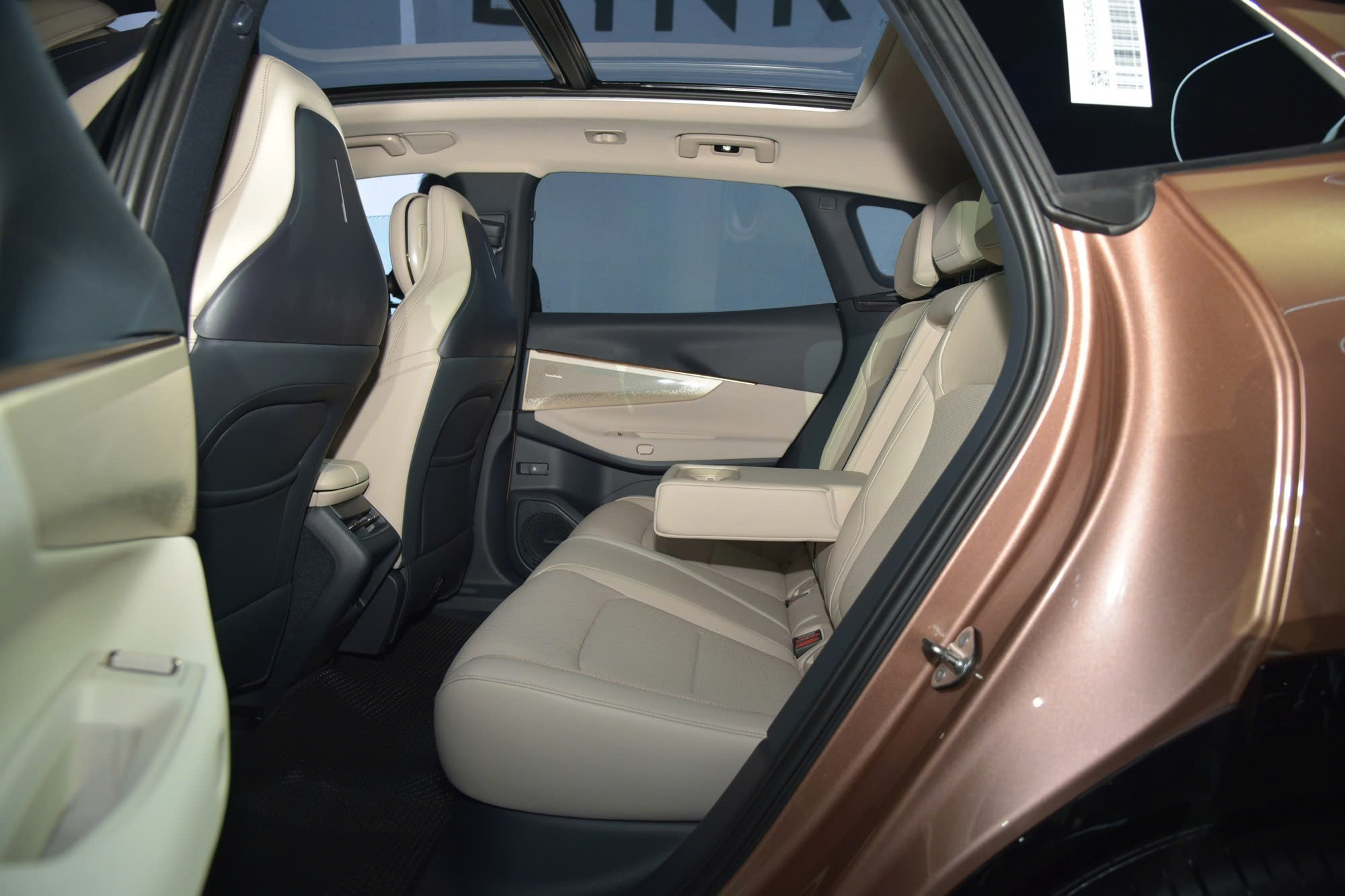 'Lynk & Co 08 dù giá dưới 1,2 tỉ cũng sẽ bị nói đắt, riêng kính không viền đã không thể rẻ được' 5 Lynk & Co 08 - Ảnh 5.