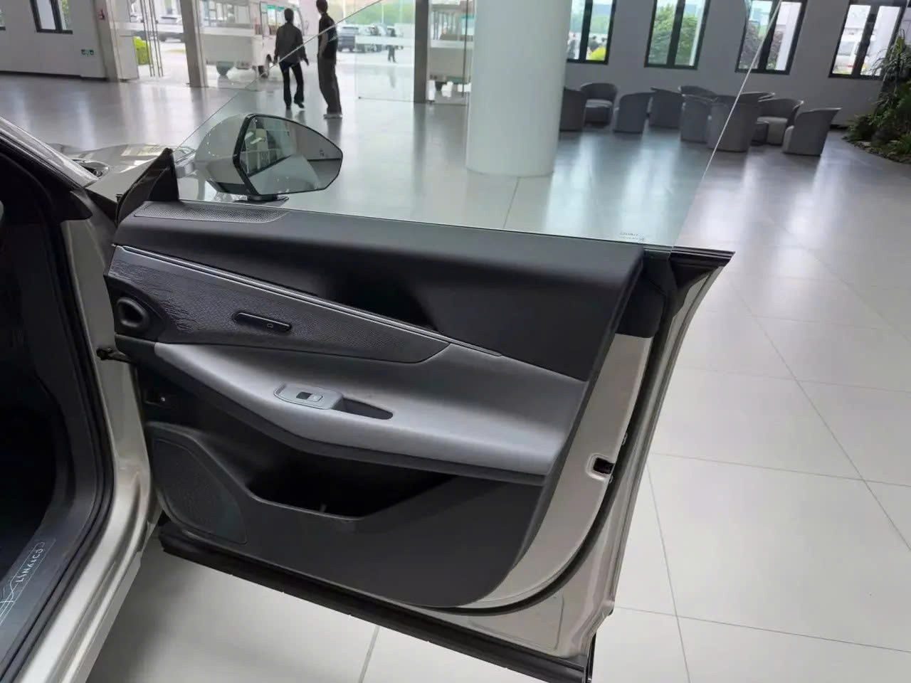 'Lynk & Co 08 dù giá dưới 1,2 tỉ cũng sẽ bị nói đắt, riêng kính không viền đã không thể rẻ được' 6 Lynk & Co 08 - Ảnh 6.