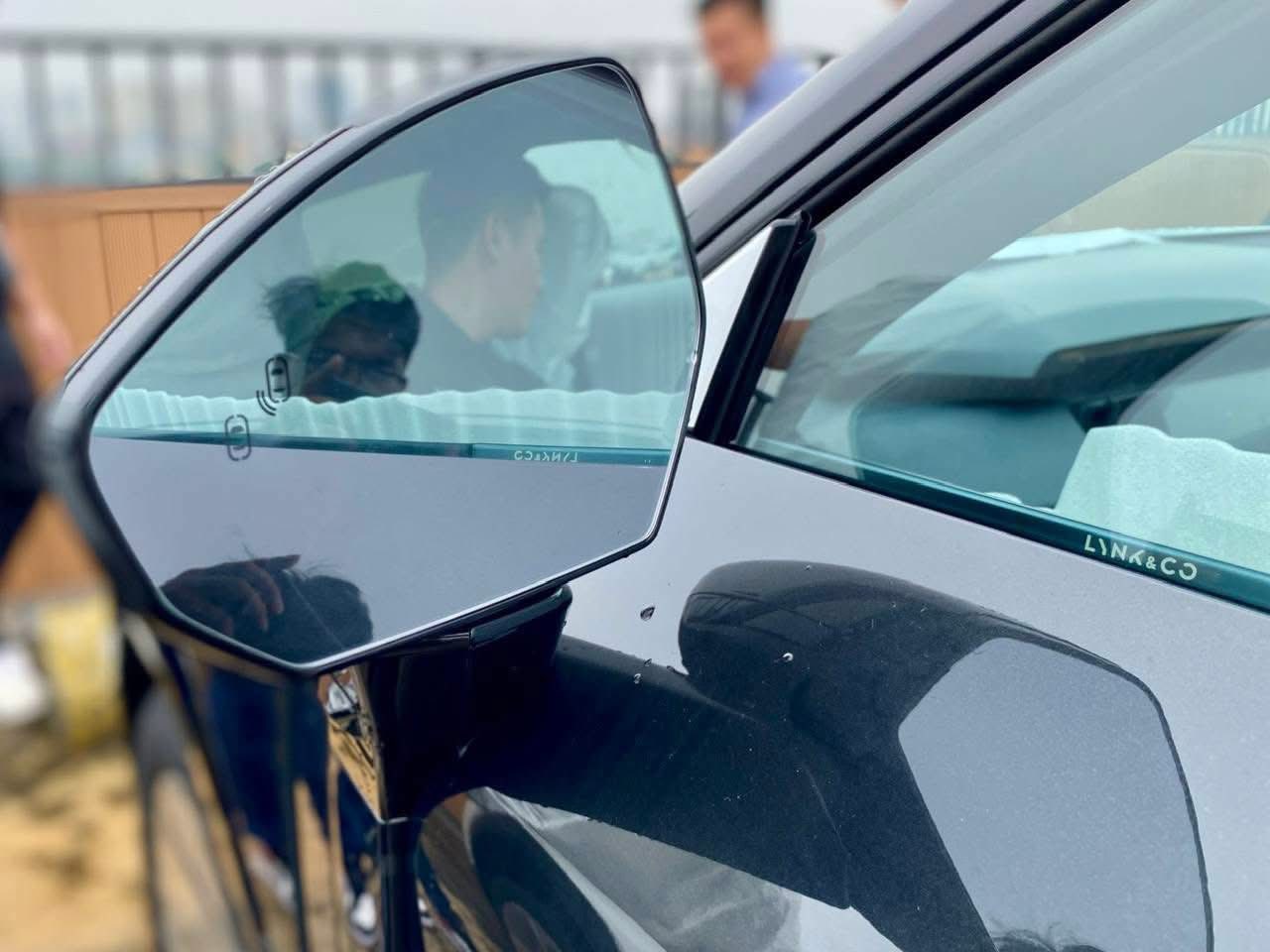 'Lynk & Co 08 dù giá dưới 1,2 tỉ cũng sẽ bị nói đắt, riêng kính không viền đã không thể rẻ được' 7 Lynk & Co 08 - Ảnh 7.