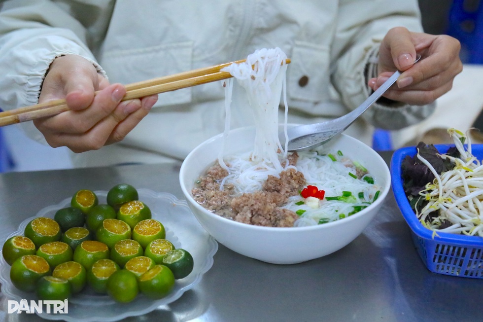 Quán bún ở Hà Nội giá 20.000 đồng, chủ khẳng định chỉ lãi 2.500 đồng/bát - 2