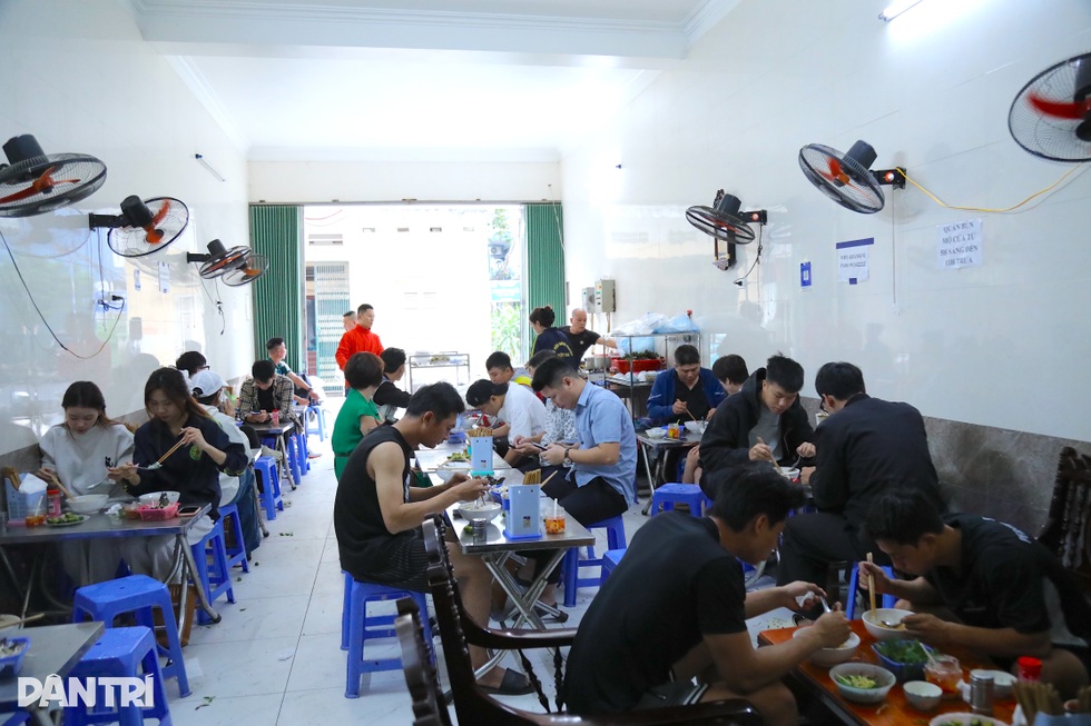 Quán bún ở Hà Nội giá 20.000 đồng, chủ khẳng định chỉ lãi 2.500 đồng/bát - 3