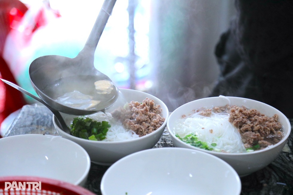 Quán bún ở Hà Nội giá 20.000 đồng, chủ khẳng định chỉ lãi 2.500 đồng/bát - 5