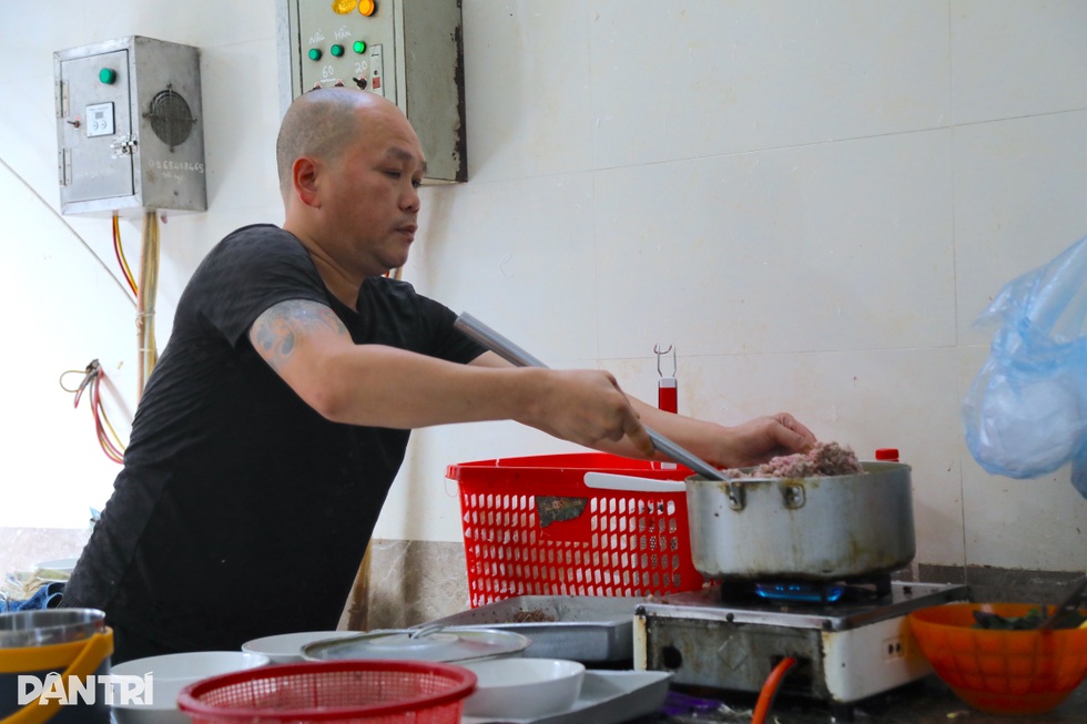 Quán bún ở Hà Nội giá 20.000 đồng, chủ khẳng định chỉ lãi 2.500 đồng/bát - 4