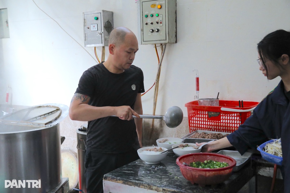 Quán bún ở Hà Nội giá 20.000 đồng, chủ khẳng định chỉ lãi 2.500 đồng/bát - 6