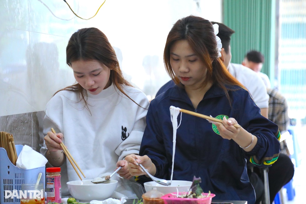 Quán bún ở Hà Nội giá 20.000 đồng, chủ khẳng định chỉ lãi 2.500 đồng/bát - 7