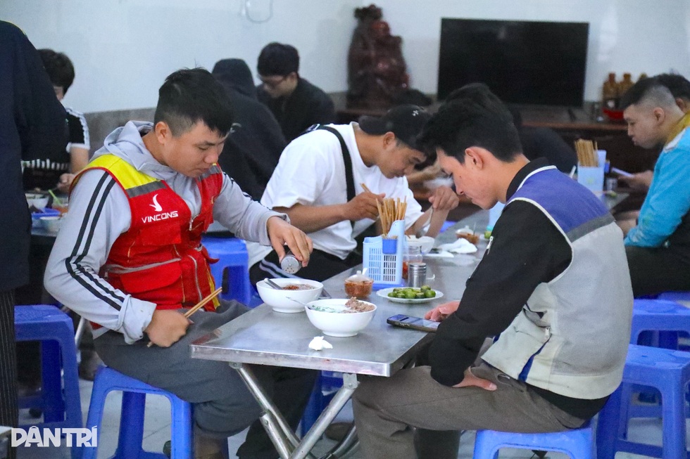 Quán bún ở Hà Nội giá 20.000 đồng, chủ khẳng định chỉ lãi 2.500 đồng/bát - 8