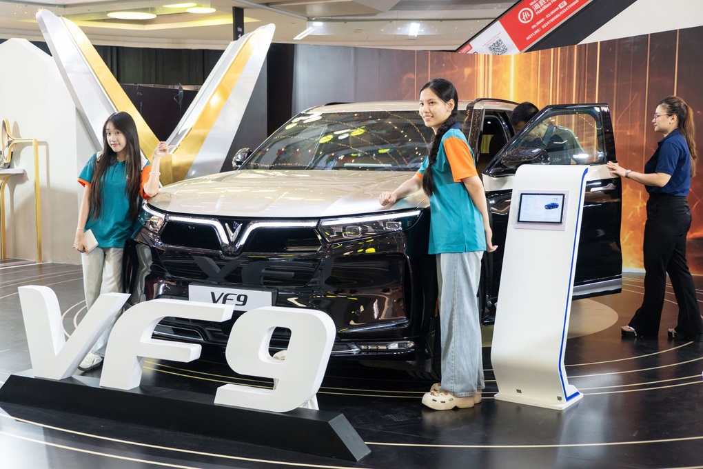 Nhiều khách hàng TPHCM hào hứng trải nghiệm xe điện VinFast VF 7, VF 8, VF 9 - 4