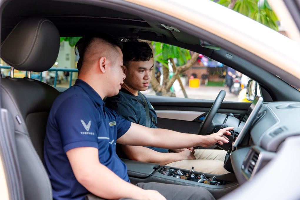 Nhiều khách hàng TPHCM hào hứng trải nghiệm xe điện VinFast VF 7, VF 8, VF 9 - 3
