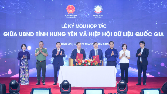 Lễ ký Biên bản ghi nhớ về phát triển kinh tế dữ liệu giữa UBND tỉnh Hưng Yên và Hiệp hội Dữ liệu Quốc gia. Ảnh: Hoàng Anh