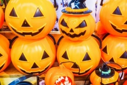 Độc đáo mùa bí ngô vàng rực hóa thân vào 'lễ hội ma'