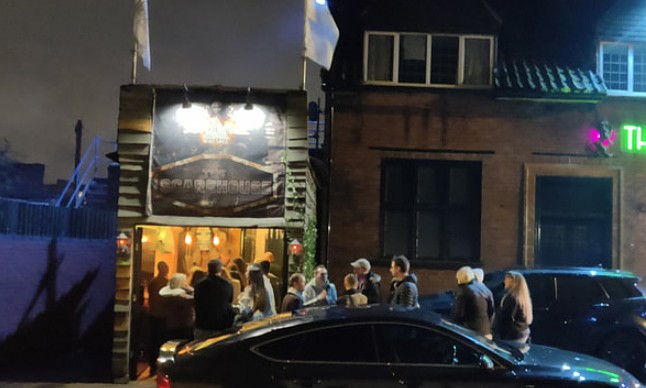 Khách xếp hàng vào chơi tại nhà ma. Ảnh: Scare tour