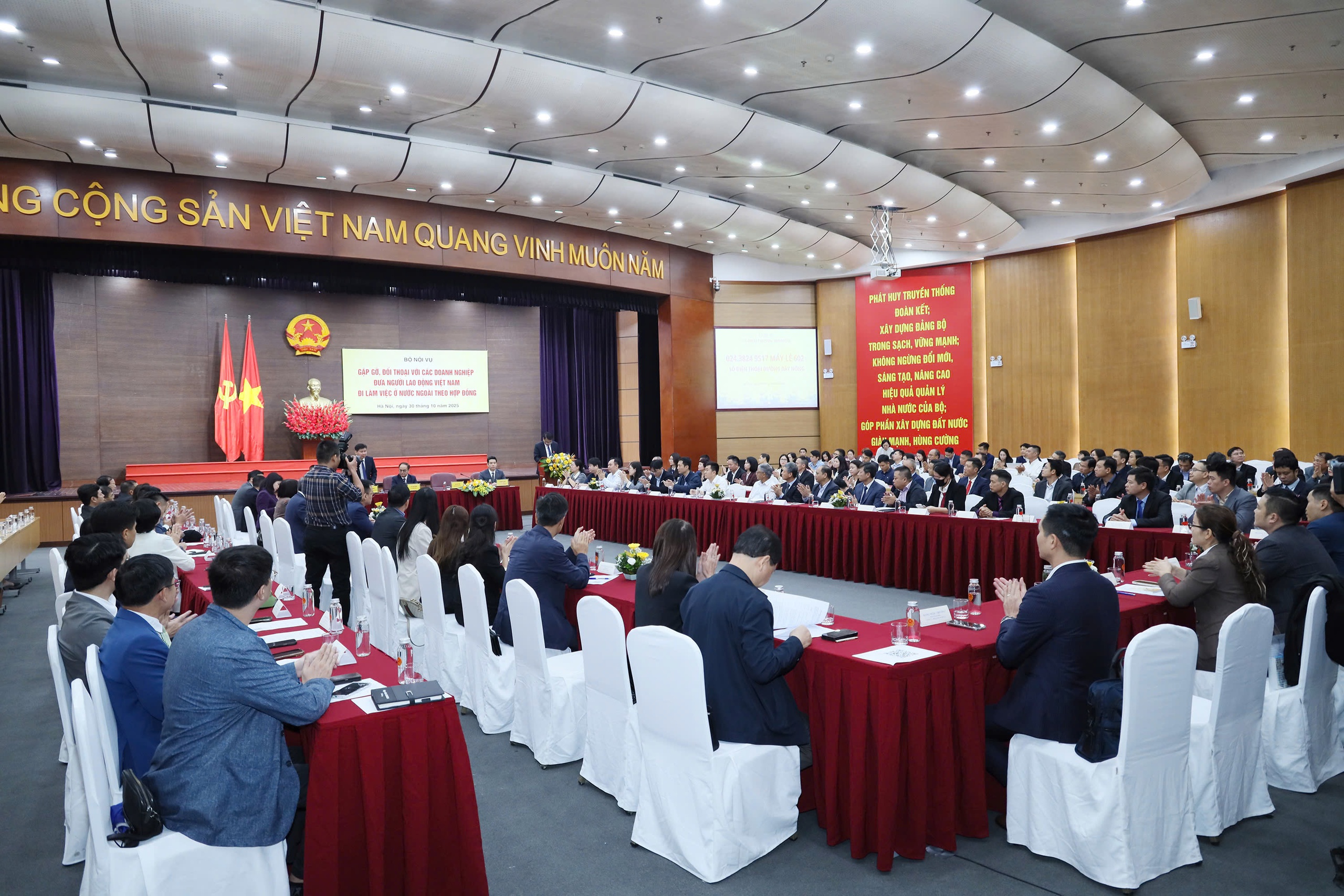 Đề xuất lập đoàn kiểm tra có công an kiểm tra việc đưa người lao động đi làm việc nước ngoài - Ảnh 2. làm việc - Ảnh 2.