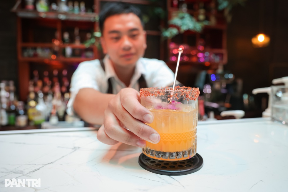 Quán cà phê như khu rừng nhỏ giữa phố Hà Nội, bàn uống nước là bể cá - 5