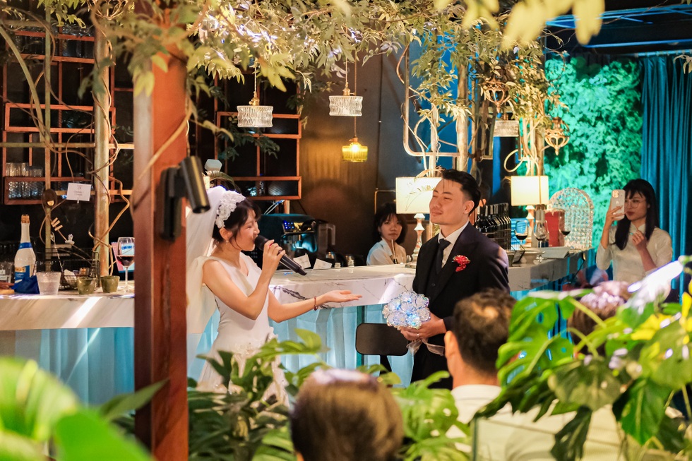 Quán cà phê như khu rừng nhỏ giữa phố Hà Nội, bàn uống nước là bể cá - 6