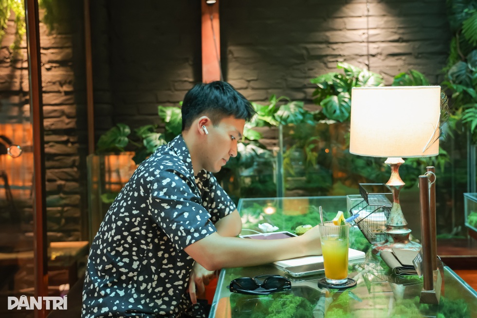 Quán cà phê như khu rừng nhỏ giữa phố Hà Nội, bàn uống nước là bể cá - 7