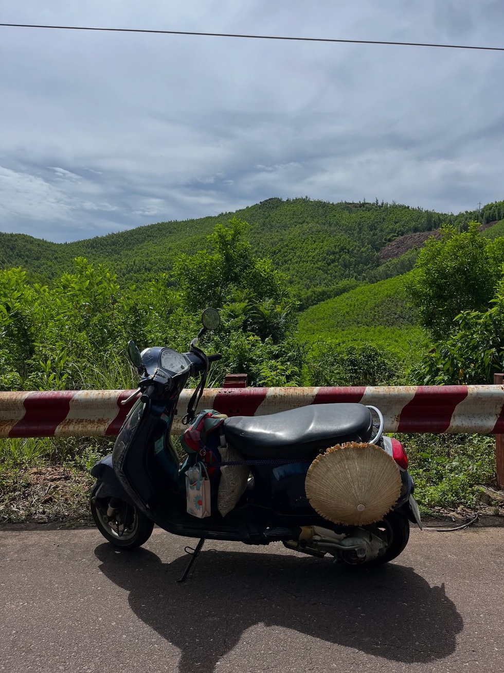 Cô gái Nhật đi xuyên Việt một mình, ngã xe giữa đường được cả làng ra giúp - 2