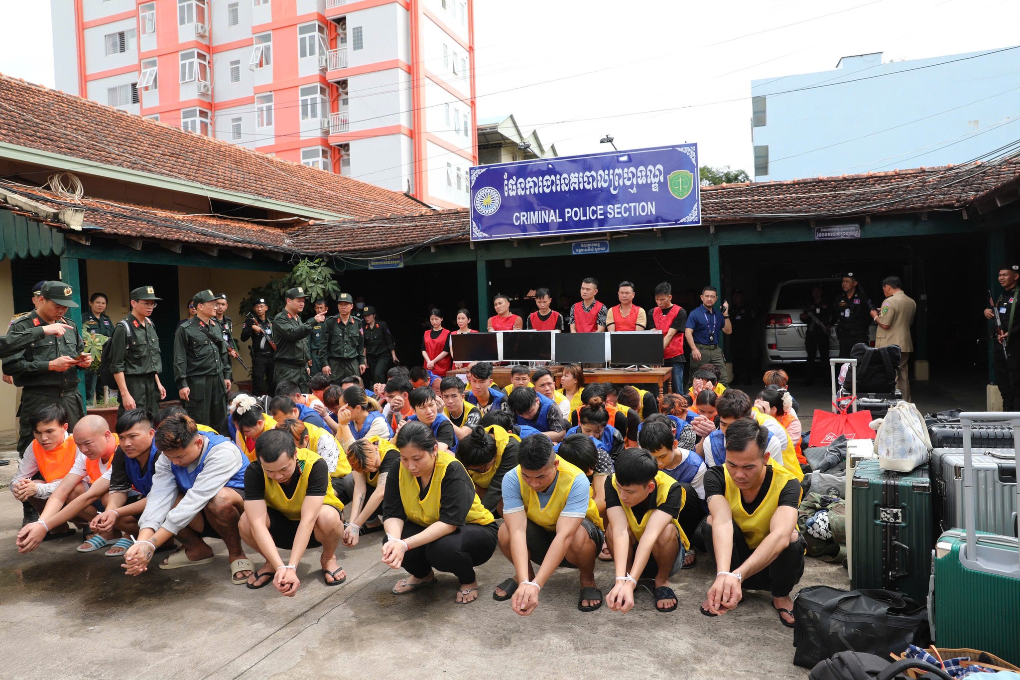 Hình ảnh công an Việt Nam đột kích sào huyệt lừa đảo qua mạng hơn 300 tỉ đồng ở Campuchia - Ảnh 2.