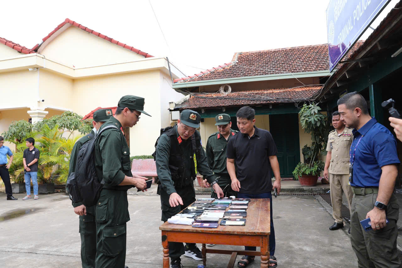 Hình ảnh công an Việt Nam đột kích sào huyệt lừa đảo qua mạng hơn 300 tỉ đồng ở Campuchia - Ảnh 4.