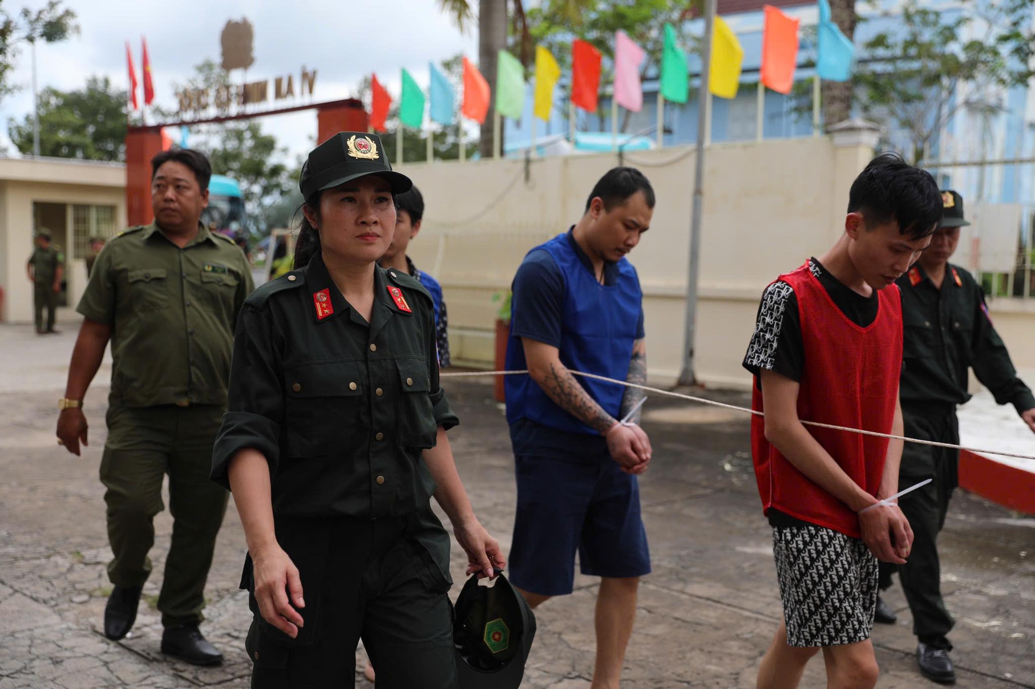 Hình ảnh công an Việt Nam đột kích sào huyệt lừa đảo qua mạng hơn 300 tỉ đồng ở Campuchia - Ảnh 7.