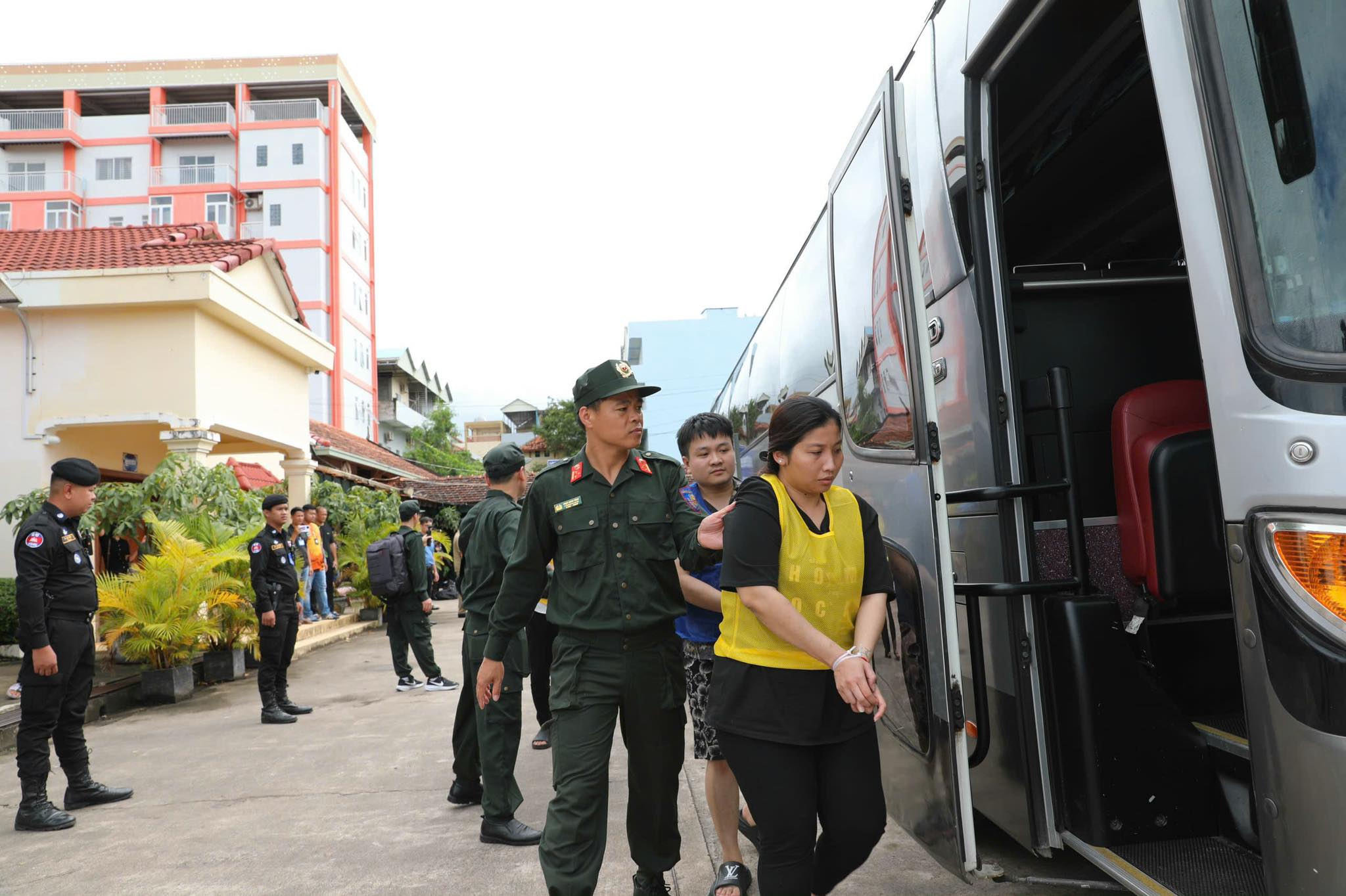 Hình ảnh công an Việt Nam đột kích sào huyệt lừa đảo qua mạng hơn 300 tỉ đồng ở Campuchia - Ảnh 6.