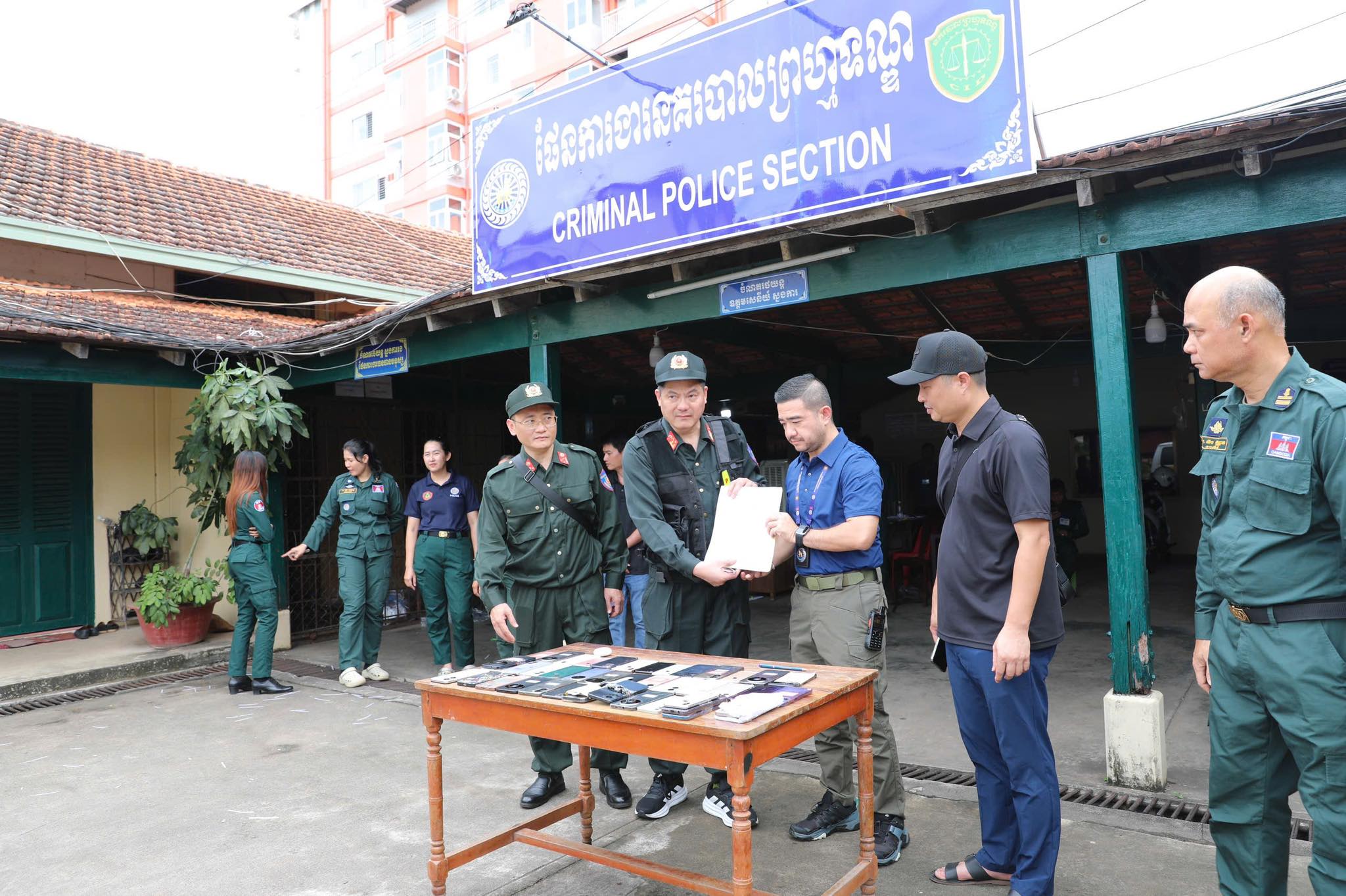 Hình ảnh công an Việt Nam đột kích sào huyệt lừa đảo qua mạng hơn 300 tỉ đồng ở Campuchia - Ảnh 8.