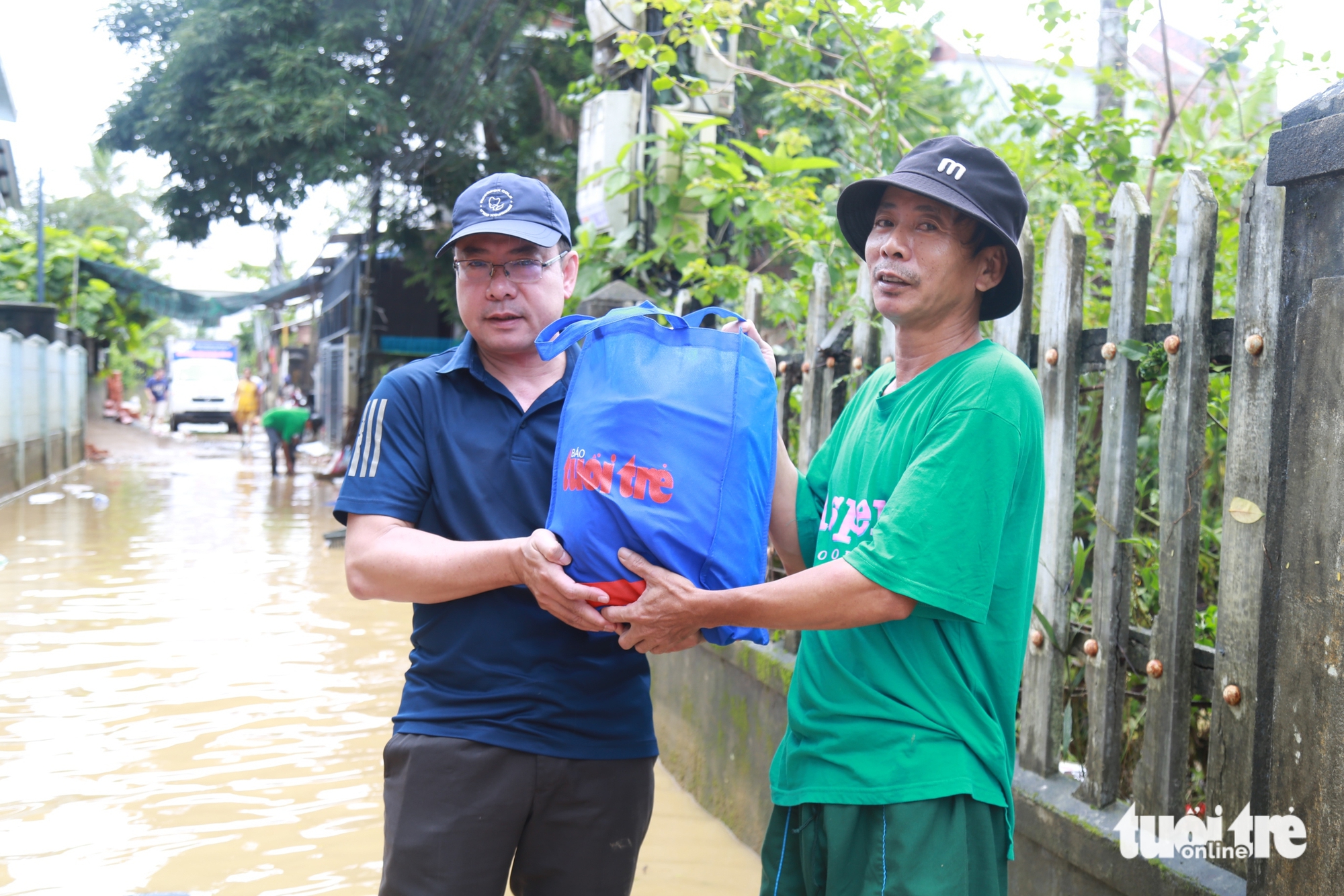 Người dân vùng lũ Huế: 'Nhận nhu yếu phẩm của báo Tuổi Trẻ, thấy ấm lòng vô cùng' - Ảnh 2.