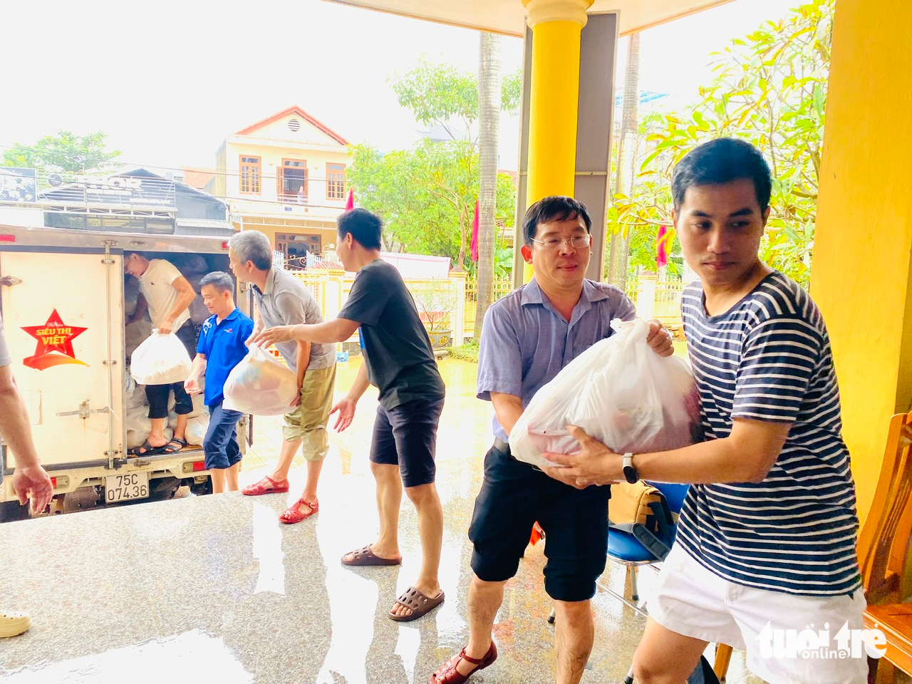 Người dân vùng lũ Huế: 'Nhận nhu yếu phẩm của báo Tuổi Trẻ, thấy ấm lòng vô cùng' - Ảnh 4.