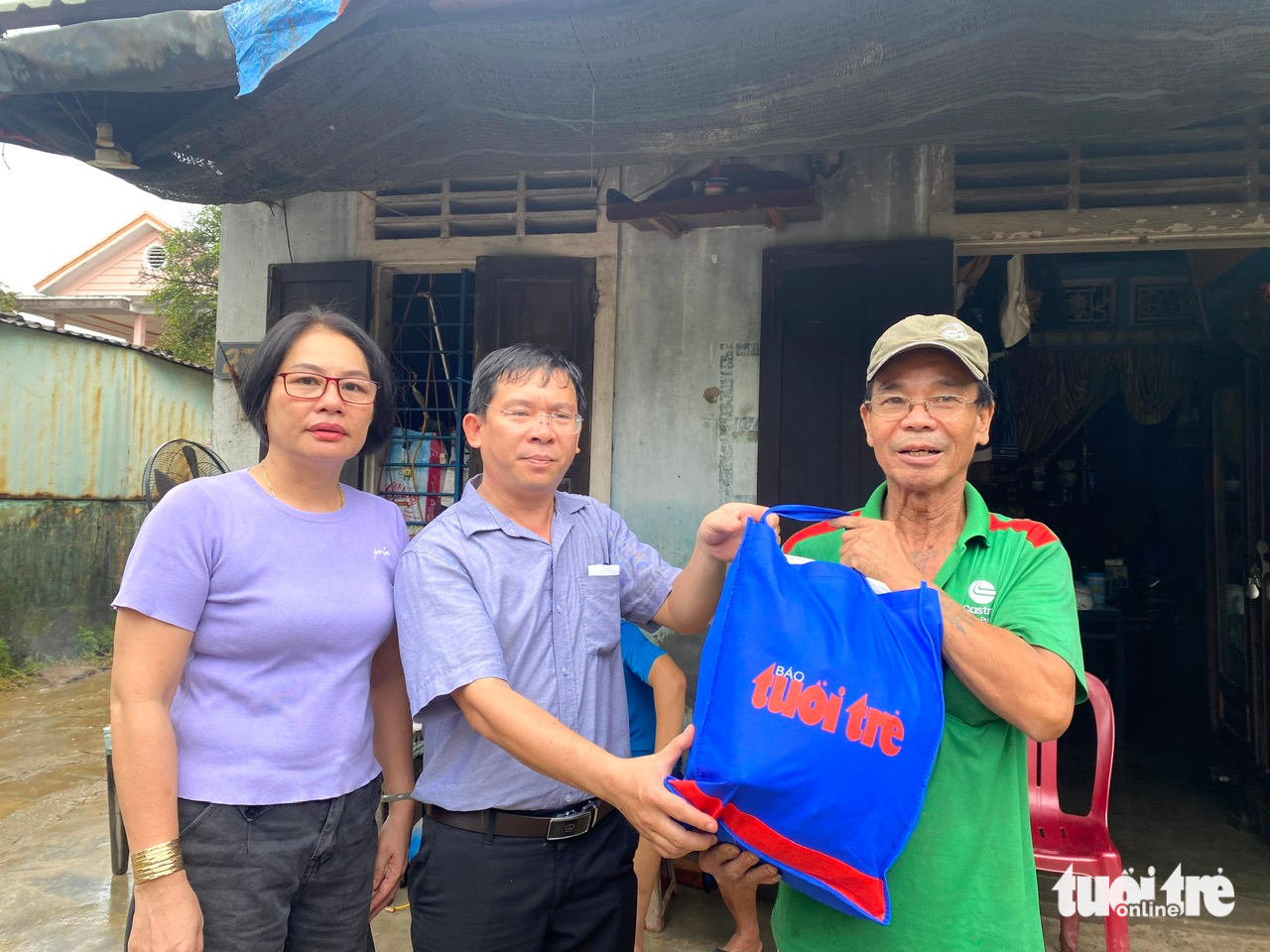 Người dân vùng lũ Huế: 'Nhận nhu yếu phẩm của báo Tuổi Trẻ, thấy ấm lòng vô cùng' - Ảnh 6.