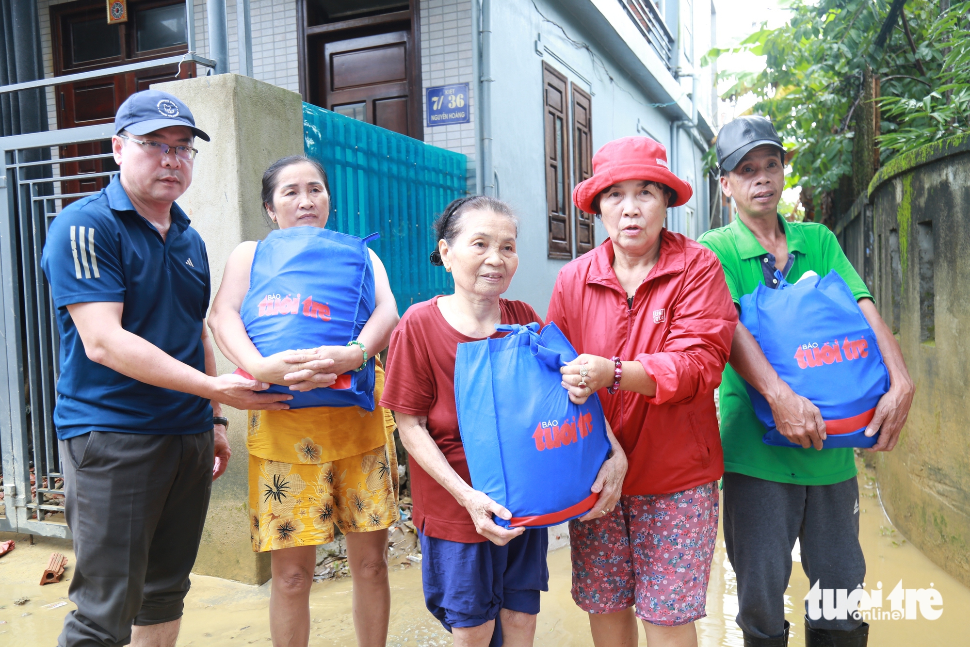 Người dân vùng lũ Huế: 'Nhận nhu yếu phẩm của báo Tuổi Trẻ, thấy ấm lòng vô cùng' - Ảnh 8.