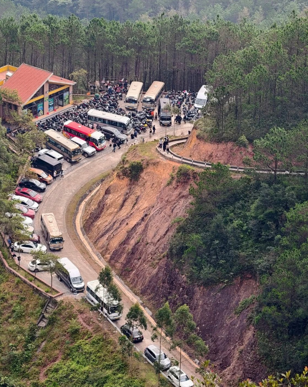 “Thiên đường cỏ lau” Bình Liêu đông nghịt, khách chờ cả tiếng săn ảnh đẹp - 3