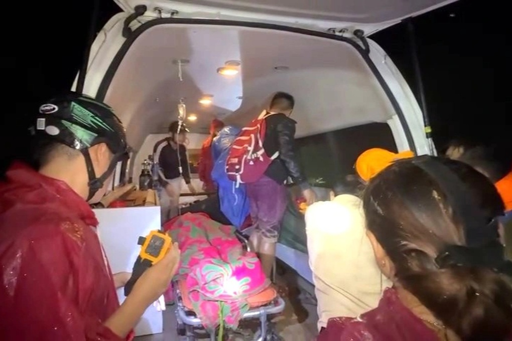 Xuyên đêm khiêng 3 nạn nhân bị sạt lở đi hơn 20km đến bệnh viện cấp cứu - 2