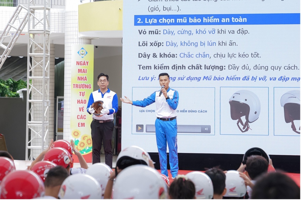 Honda Việt Nam phát động chương trình tặng mũ bảo hiểm cho học sinh lớp một miền Trung - 3