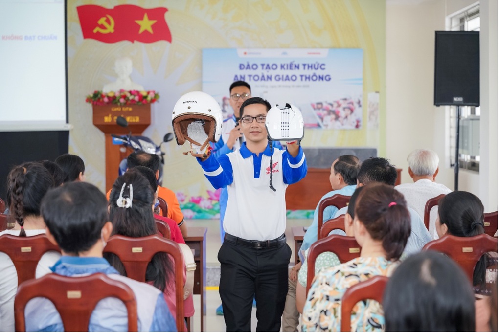 Honda Việt Nam phát động chương trình tặng mũ bảo hiểm cho học sinh lớp một miền Trung - 4