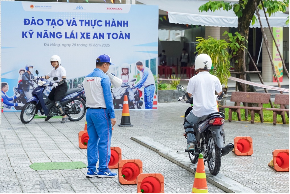 Honda Việt Nam phát động chương trình tặng mũ bảo hiểm cho học sinh lớp một miền Trung - 5