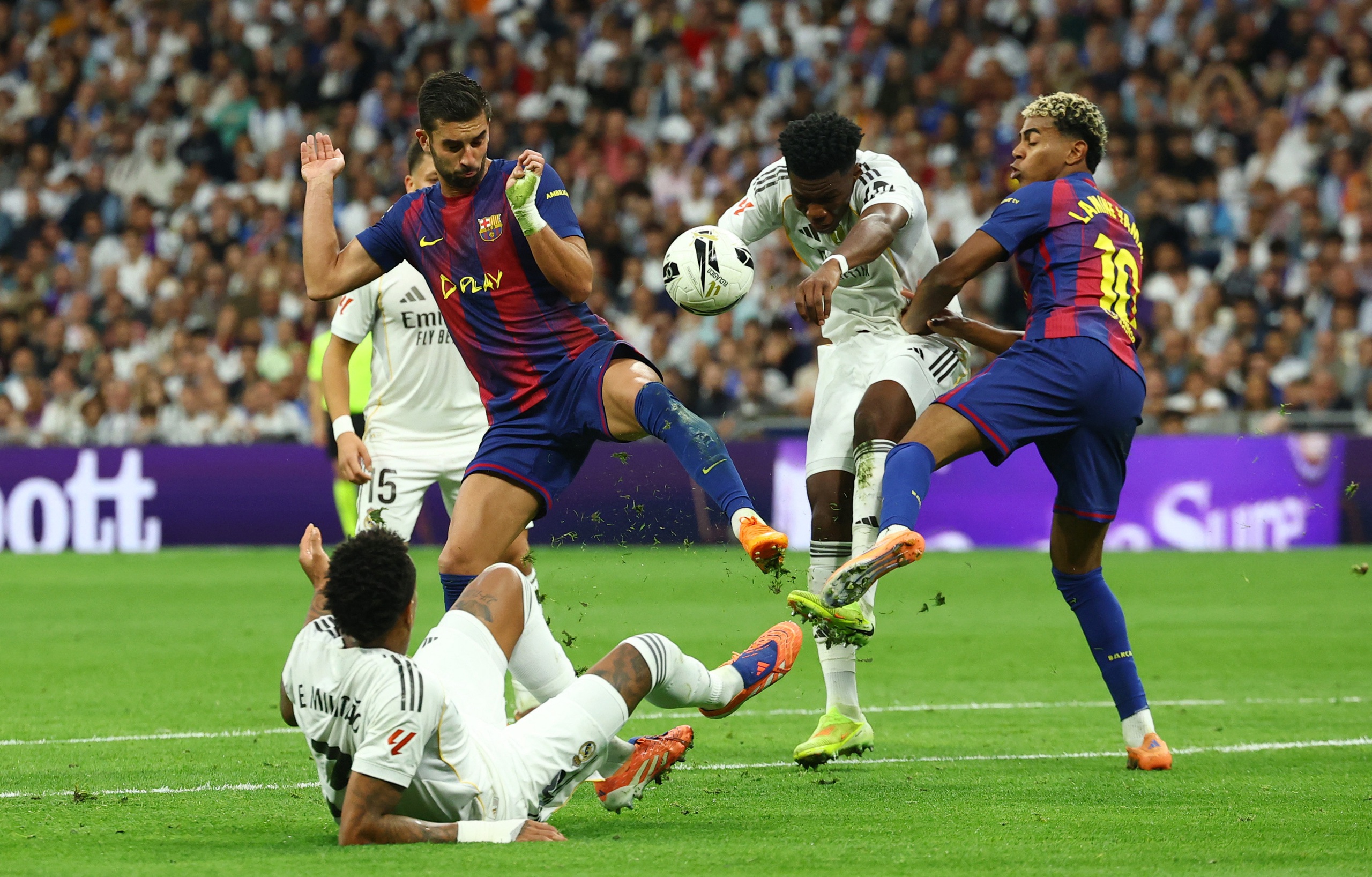 Real Madrid đánh bại Barca ở ‘Siêu kinh điển’: Mbappe cực hay, VAR gây tranh cãi- Ảnh 3.