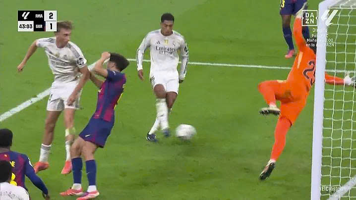 Real Madrid đánh bại Barca ở ‘Siêu kinh điển’: Mbappe cực hay, VAR gây tranh cãi- Ảnh 4.