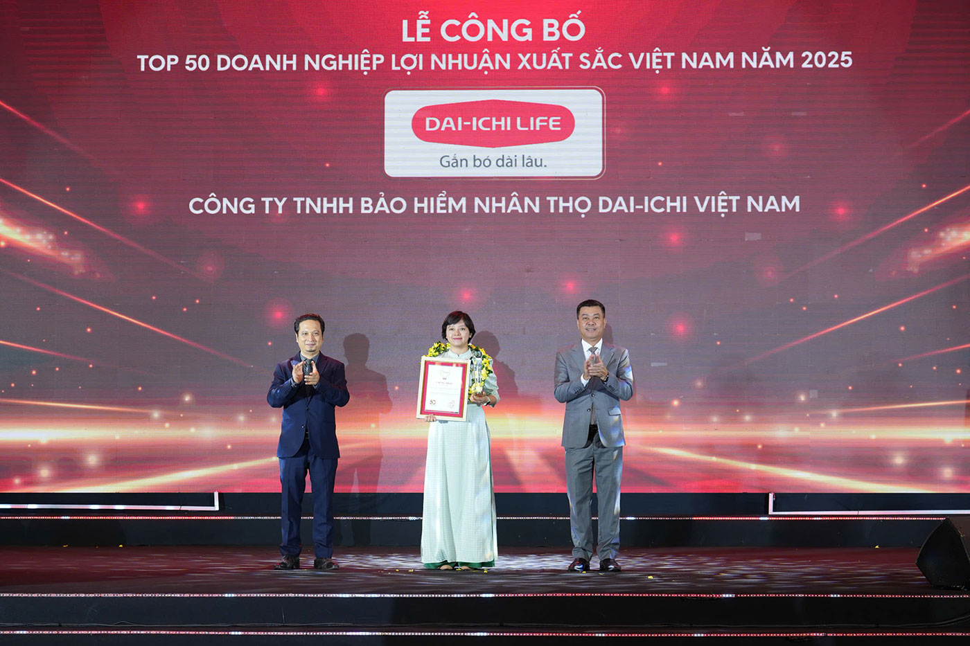 Dai-ichi Life Việt Nam vinh dự nhận 'Top 500 Doanh nghiệp Lợi nhuận tốt nhất Việt Nam' 2 Dai-ichi Life Việt Nam vinh dự nhận 'Top 500 Doanh nghiệp Lợi nhuận tốt nhất Việt Nam' - Ảnh 2.