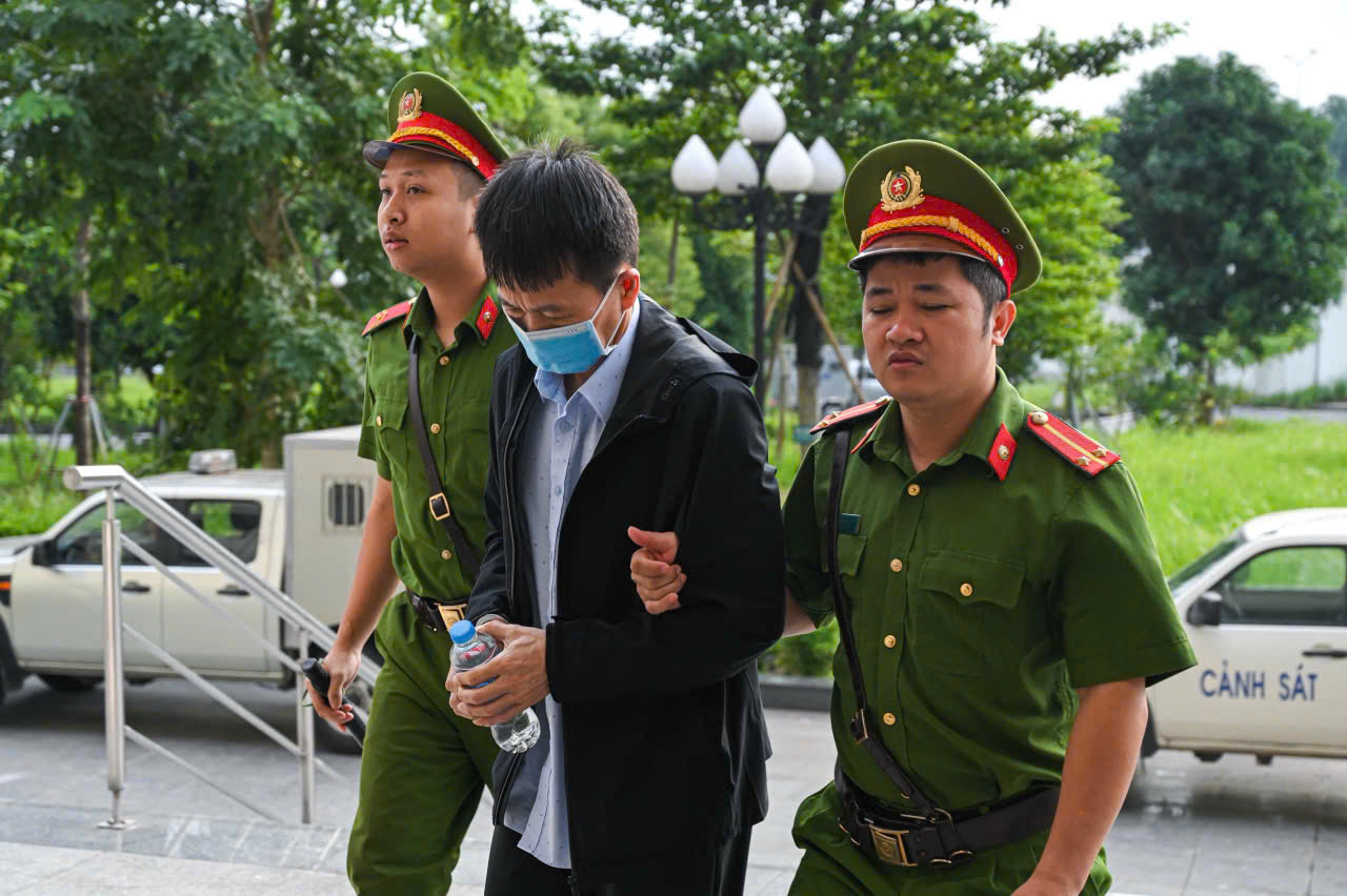 Cựu Phó Chủ tịch tỉnh Phú Thọ hầu toà trong vụ đánh bạc hàng trăm triệu USD ở khách sạn Pullman - Ảnh 7.