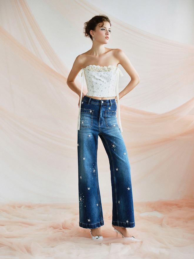 Quần jeans xanh 'vạn năng', bí quyết cho vẻ đẹp hoàn hảo năng động cả bốn mùa- Ảnh 9.