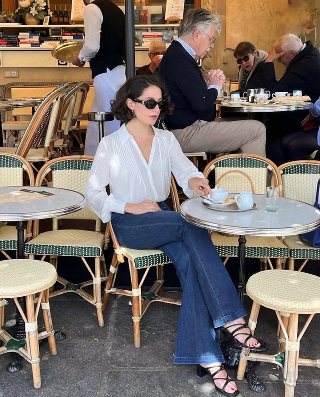 Quần jeans xanh 'vạn năng', bí quyết cho vẻ đẹp hoàn hảo năng động cả bốn mùa- Ảnh 10.