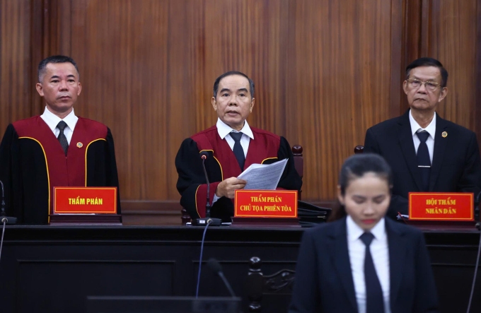 Các thành viên trong HĐXX giải quyết vụ án. Ảnh: Trần Quỳnh