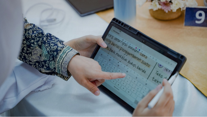 Học sinh tại trường Al Muslim Bekasi (Indonesia) sử dụng ứng dụng Samsung Notes tích hợp sẵn các tính năng Galaxy AI. Ảnh: Samsung