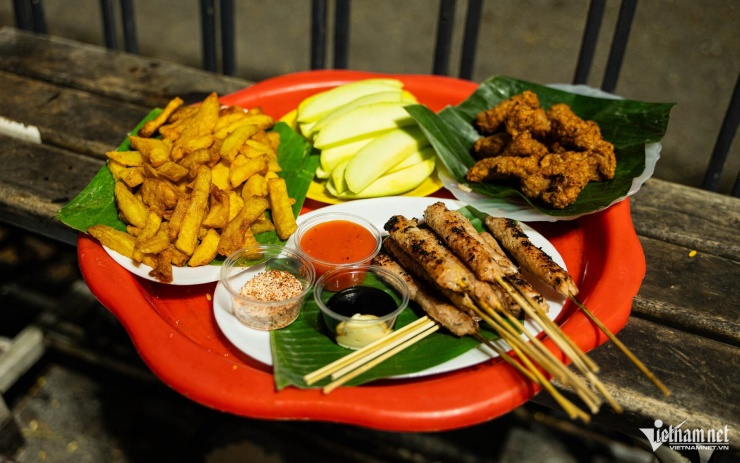 Nem chua nướng là món ăn vặt nổi tiếng, hút du khách trẻ tuổi. Một mẹt đồ ăn như hình có giá 220.000 đồng. Ảnh: Huy Nguyễn