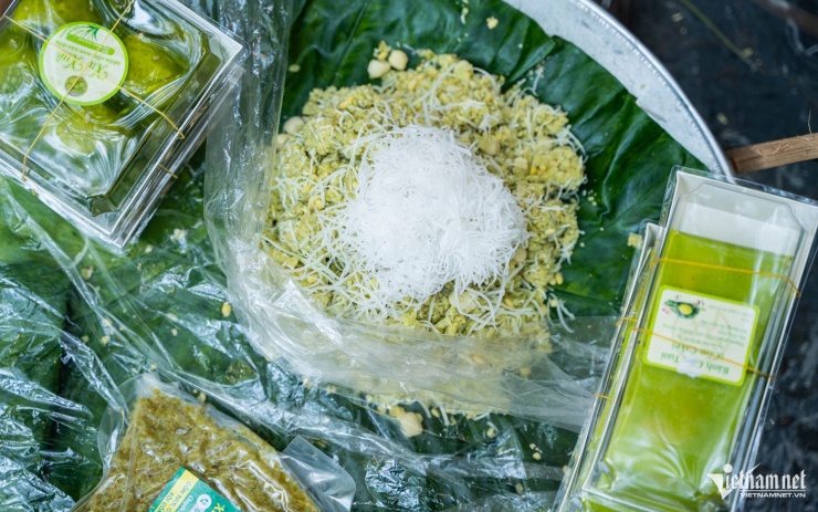 Xôi cốm hấp dẫn thực khách. Ảnh: Huy Nguyễn