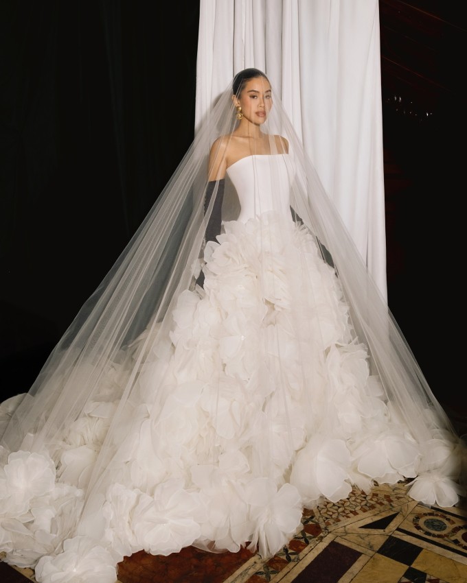 Tiên Nguyễn diện nhiều đầm cưới tinh xảo.