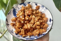 Tóp mỡ rim mắm tỏi ớt giòn tan, đậm vị ăn không muốn dừng